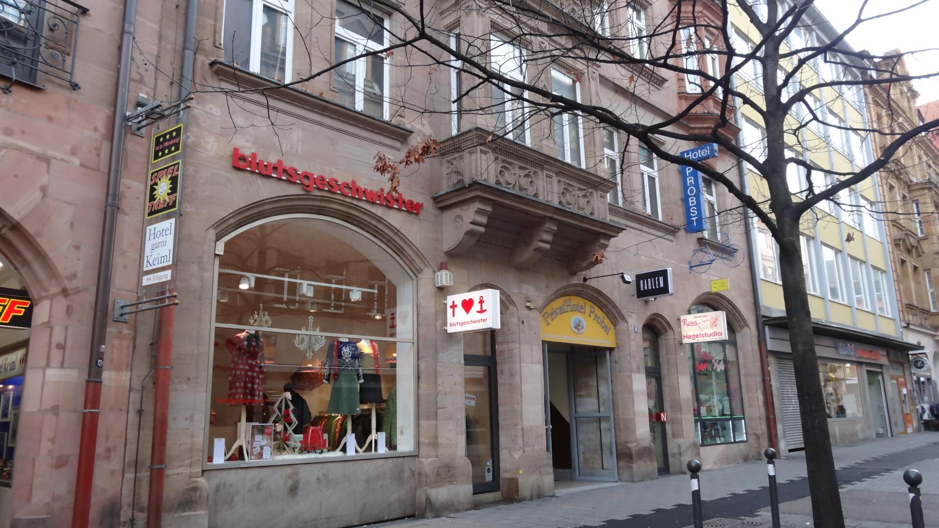 入口。通りからは隣のT❤️⚓️の看板が目立つ