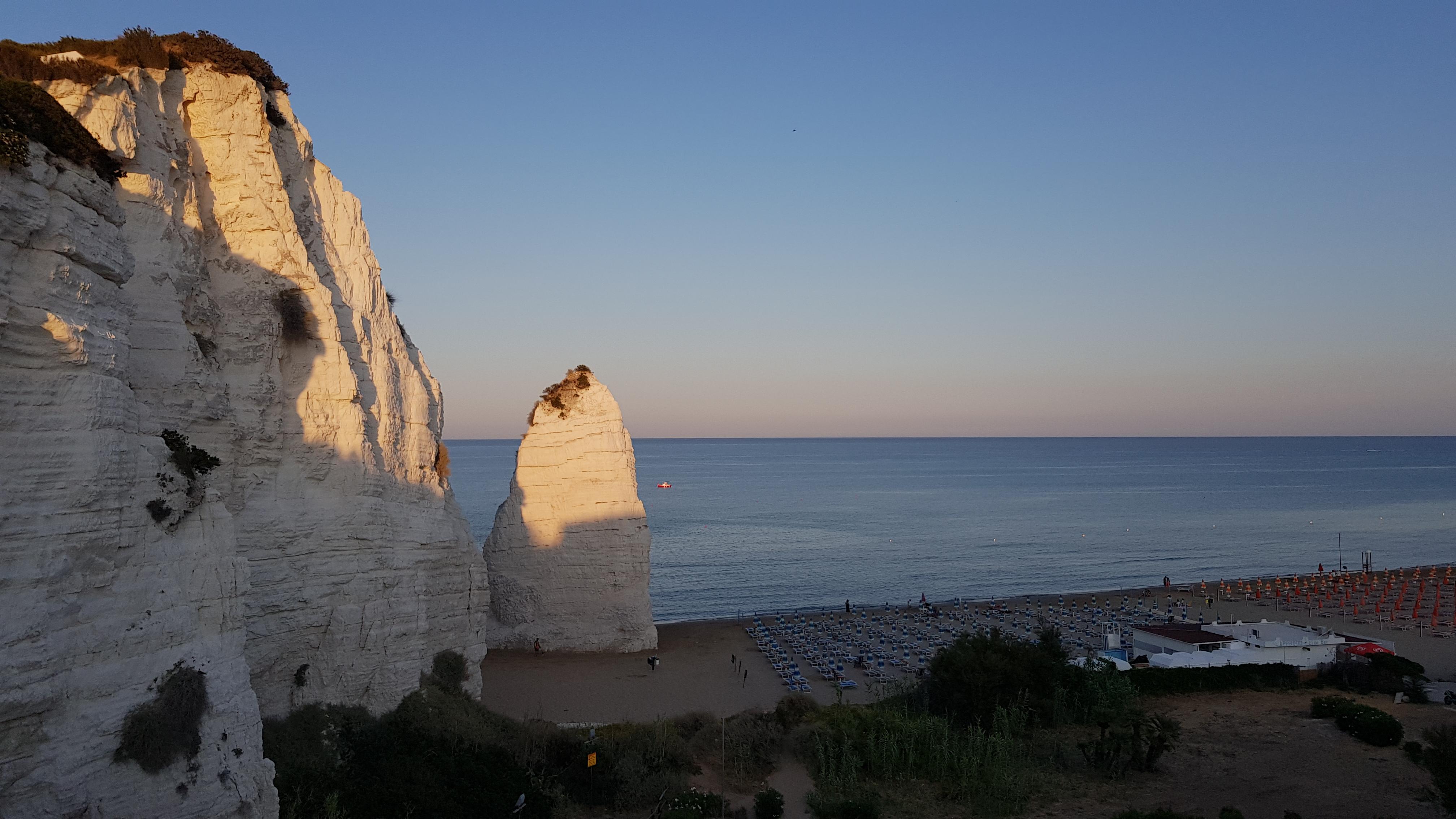 Sicht ab Terrasse zu den Felsen und Strand