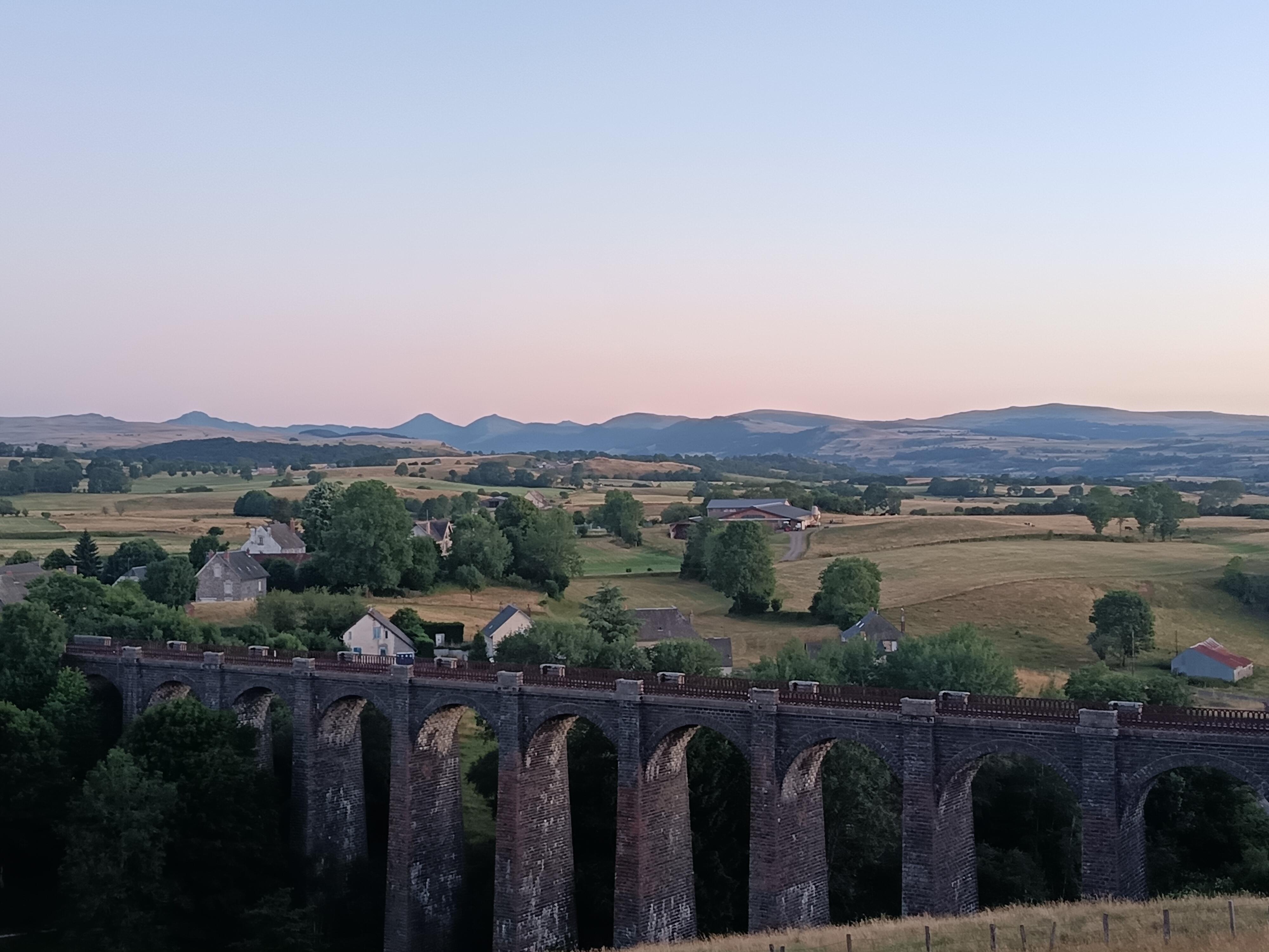 Vue sur la vallée depuis la route d'accès au logement. 