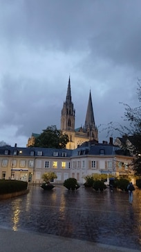 Vue de la cathédrale de Chartres après avoir remonté à pied la rue où se trouve l’hôtel