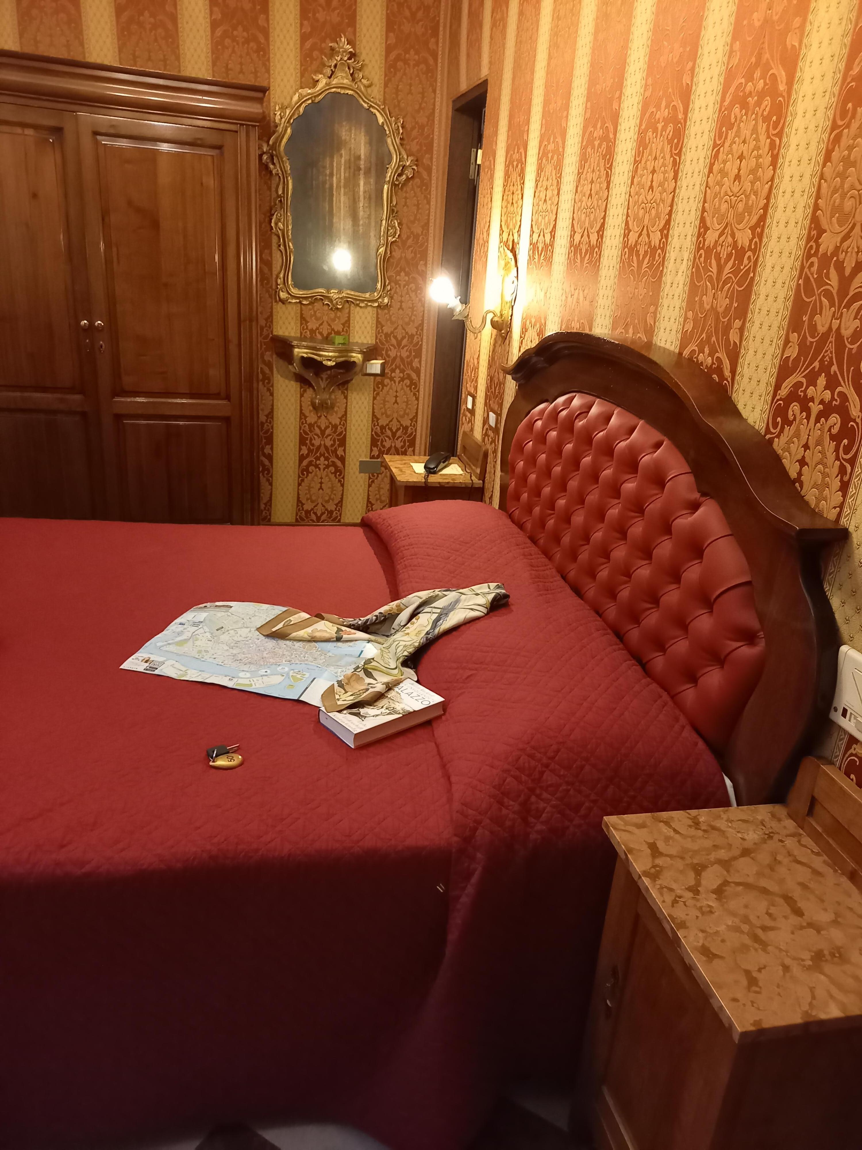 Mitt rom var i 1.etasje i en liten side"gate" calle. Jeg åpnet ikke vinduet om natten. I nabohuset ligger den populære  restauranten "Madonna" 