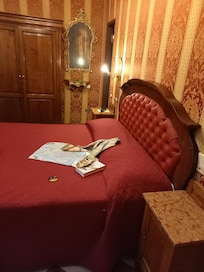 Mitt rom var i 1.etasje i en liten side"gate" calle. Jeg åpnet ikke vinduet om natten. I nabohuset ligger den populære restauranten "Madonna"