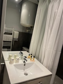 洗面台下の引き出しがだいぶくたびれて来ました。