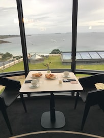 Petit déjeuner avec vue sur mer