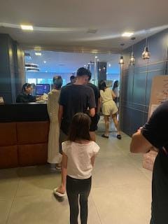 Fila para entrar no café da manhã.