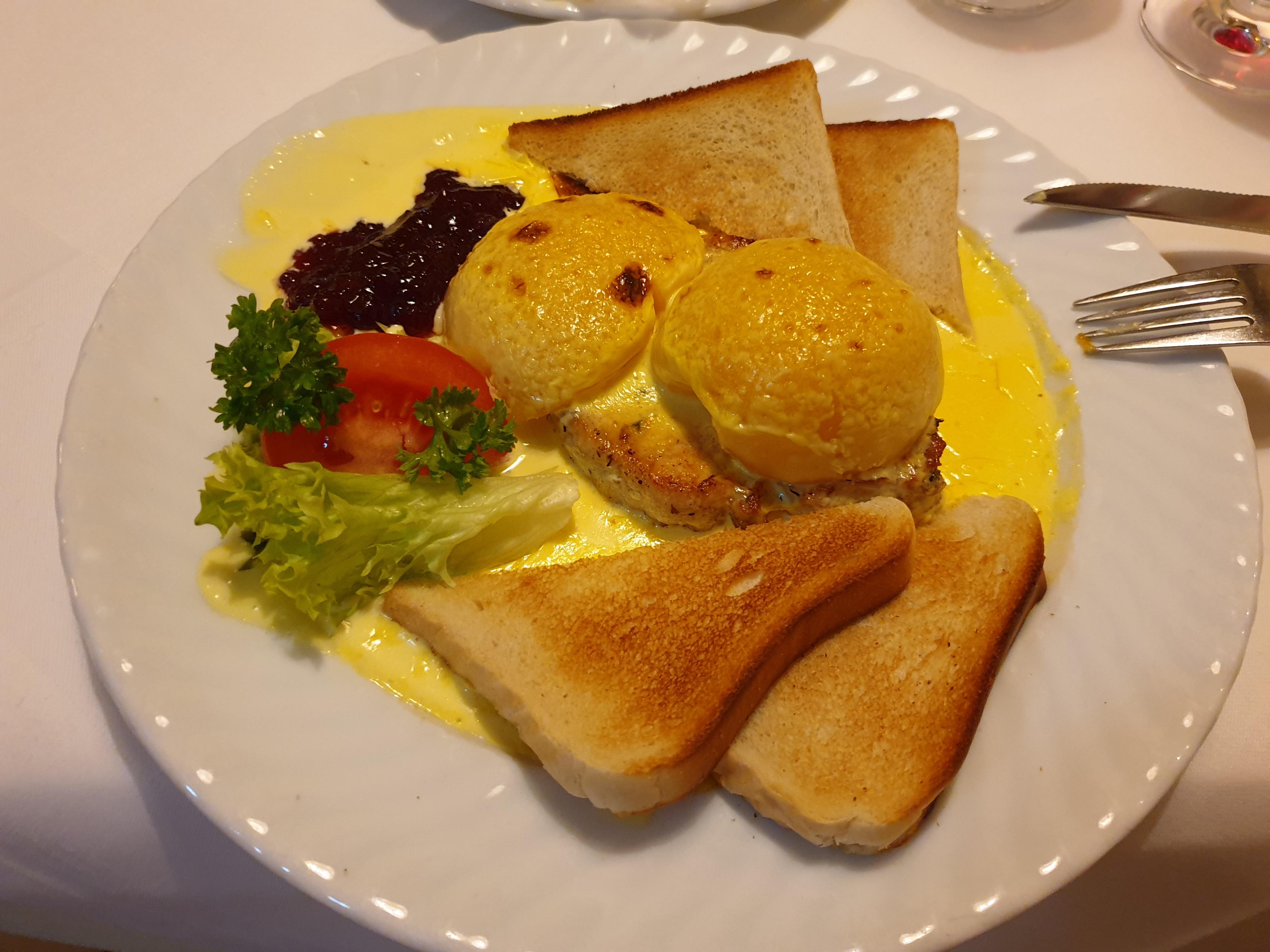 Svinefilet med gratinert fersken og holandaise