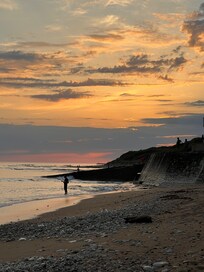 Un soir après dîner à la plage de la Perroche, à 2 kms de la maison...
