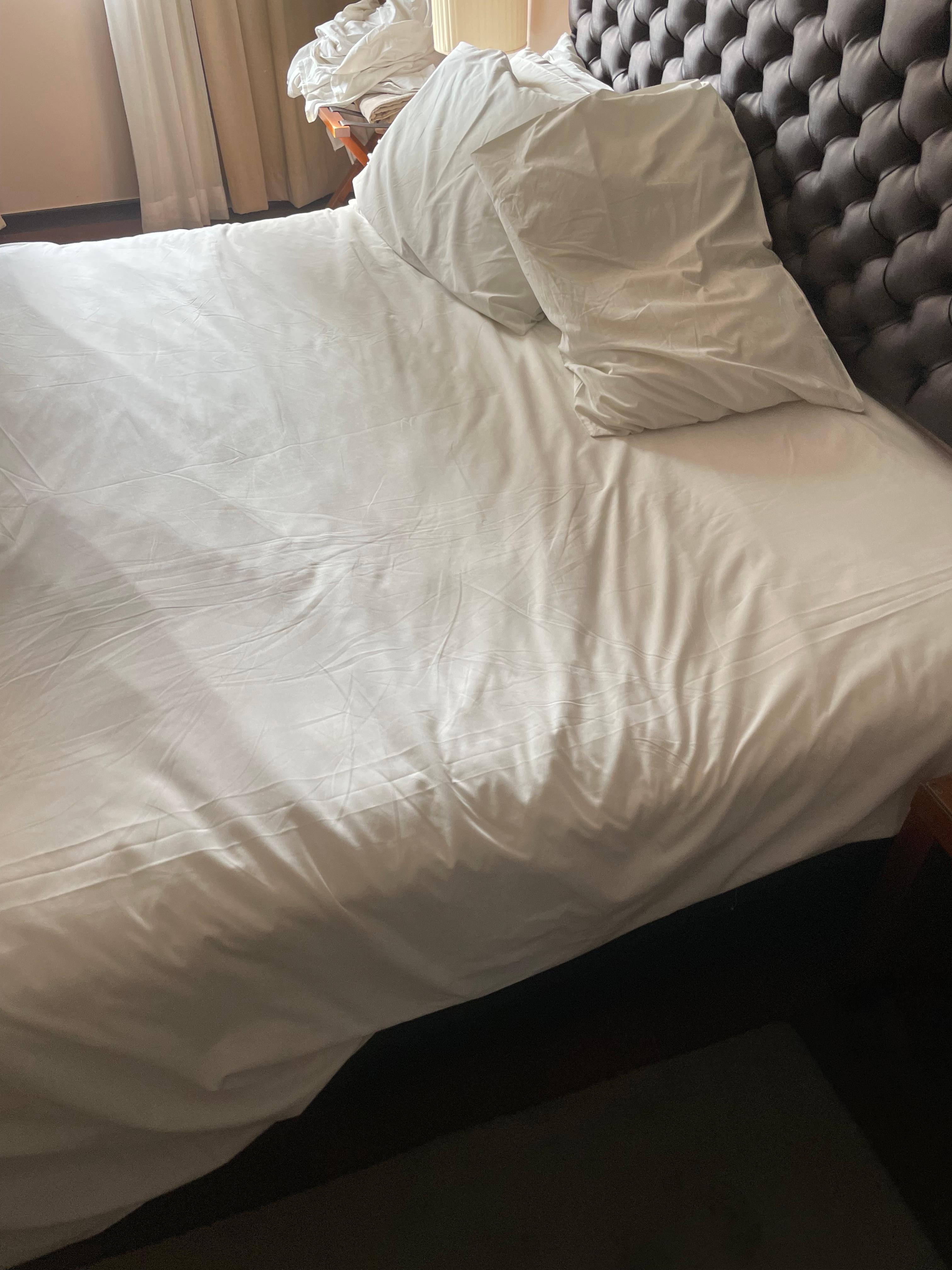 O lado direito estava deformado , inclinado , inaceitável para qq hotel
