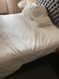 O lado direito estava deformado , inclinado , inaceitável para qq hotel