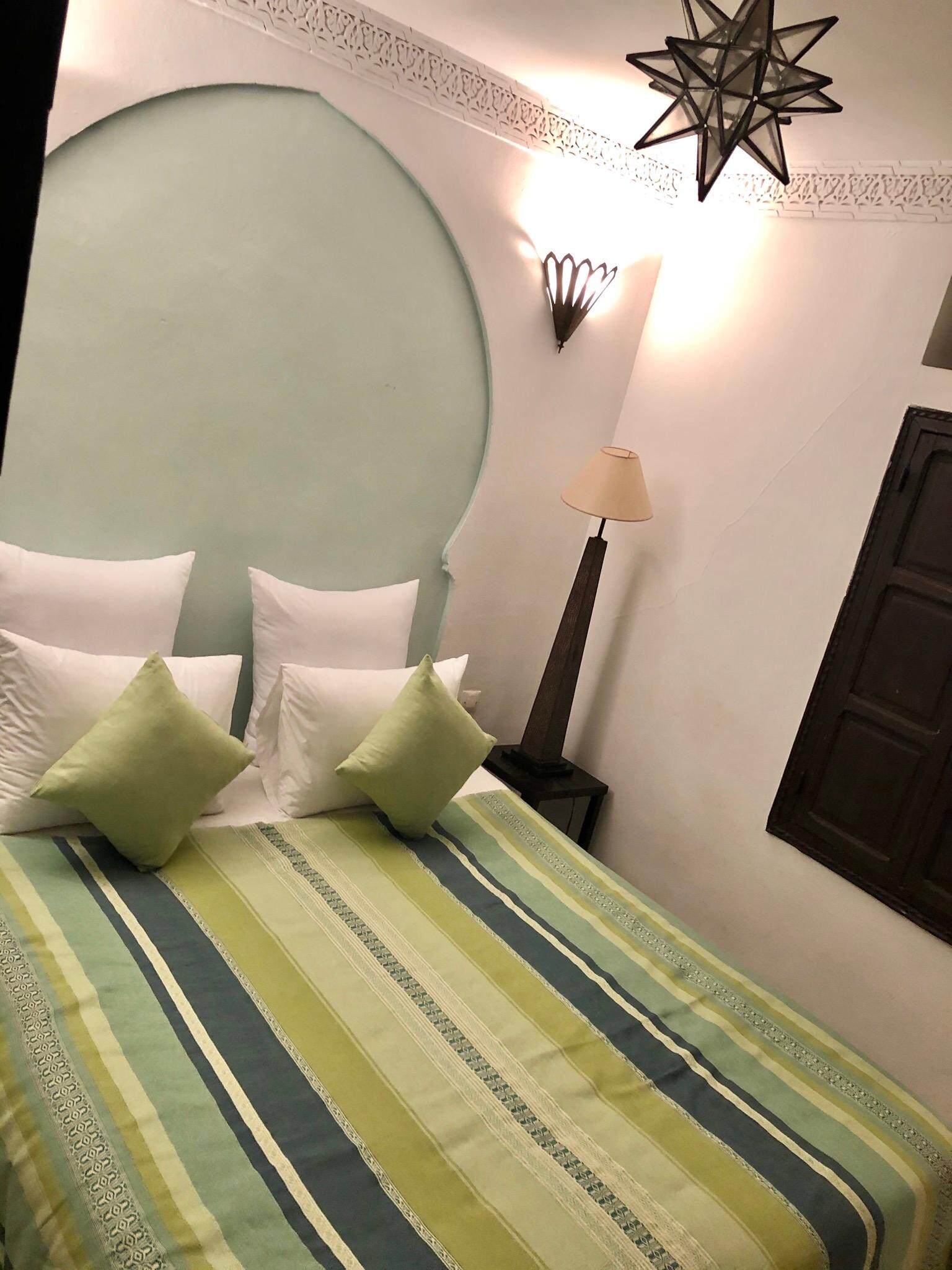 Chambre censé faire 18m2 sur la reservation, a peine de la place pour marcher meme pas 10m2 en réalité! Aucune insonorisation, minuscule fenetre, pas de rideau, climatisation ne fonctionnant pas correctement...