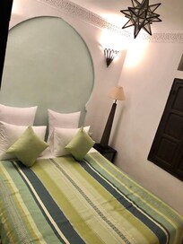 Chambre censé faire 18m2 sur la reservation, a peine de la place pour marcher meme pas 10m2 en réalité! Aucune insonorisation, minuscule fenetre, pas de rideau, climatisation ne fonctionnant pas correctement...