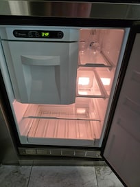 Ice maker didn't work. This is the 2nd fridge.