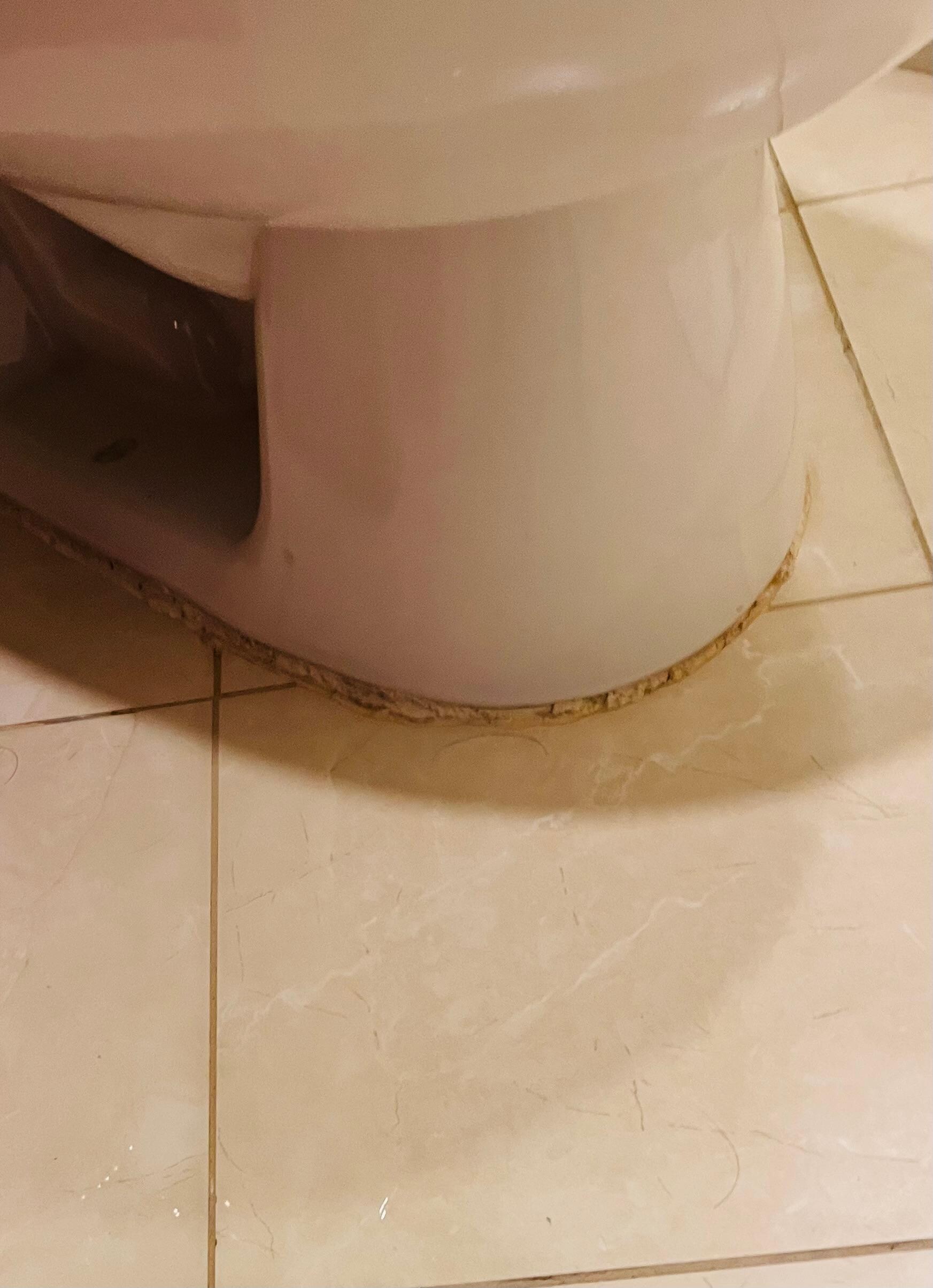 Escape de agua en la base del sanitario de aguas servidas