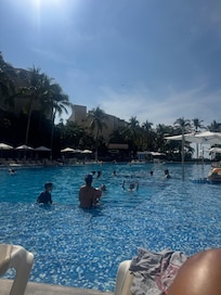 Amazing days at pool.