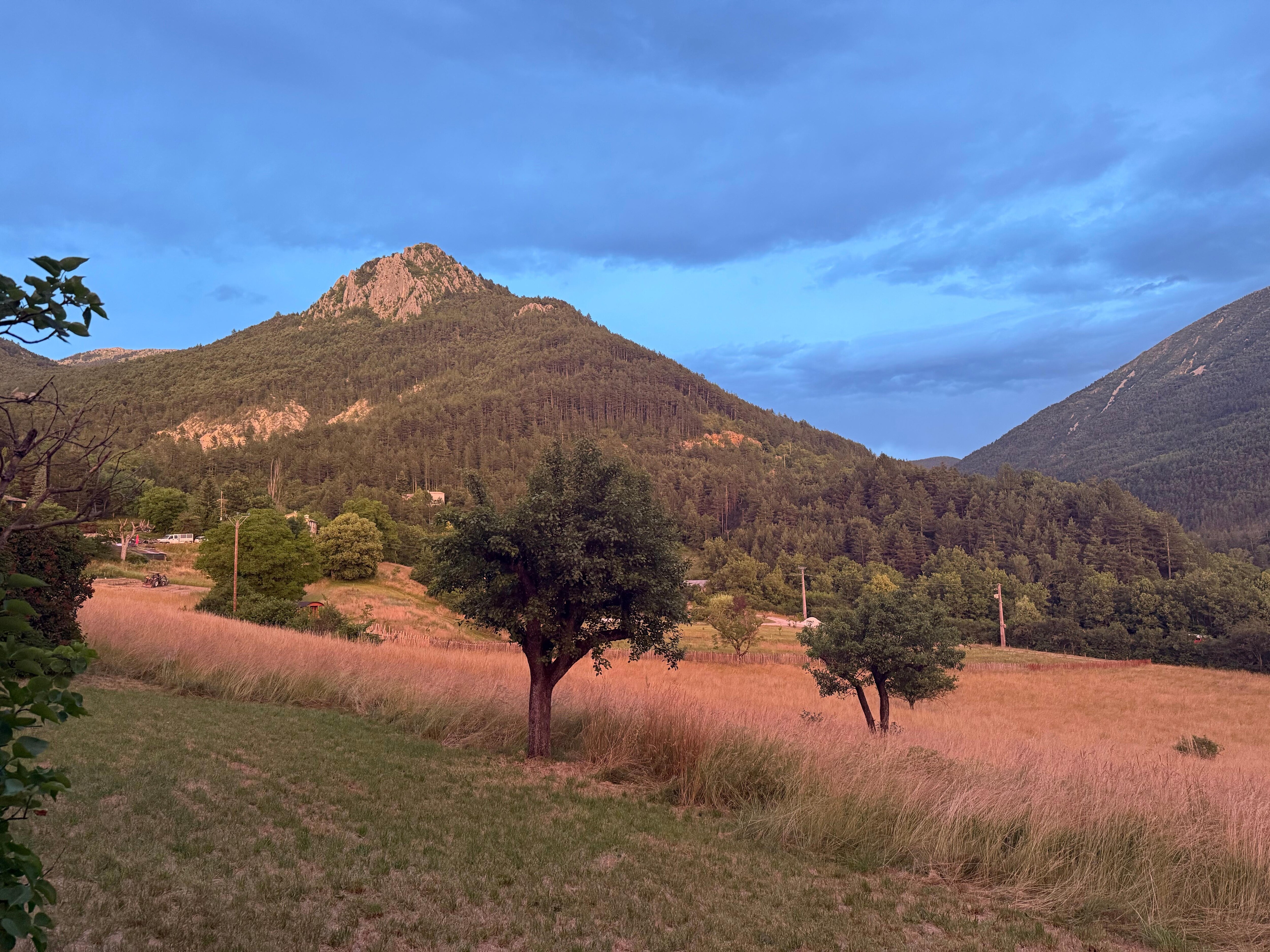 Abendblick von der Terasse zu den Bergen