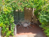 Devant le terrain de pétanque dans le jardin