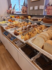 Some cold options but did include hot eggs, bacon and sausage