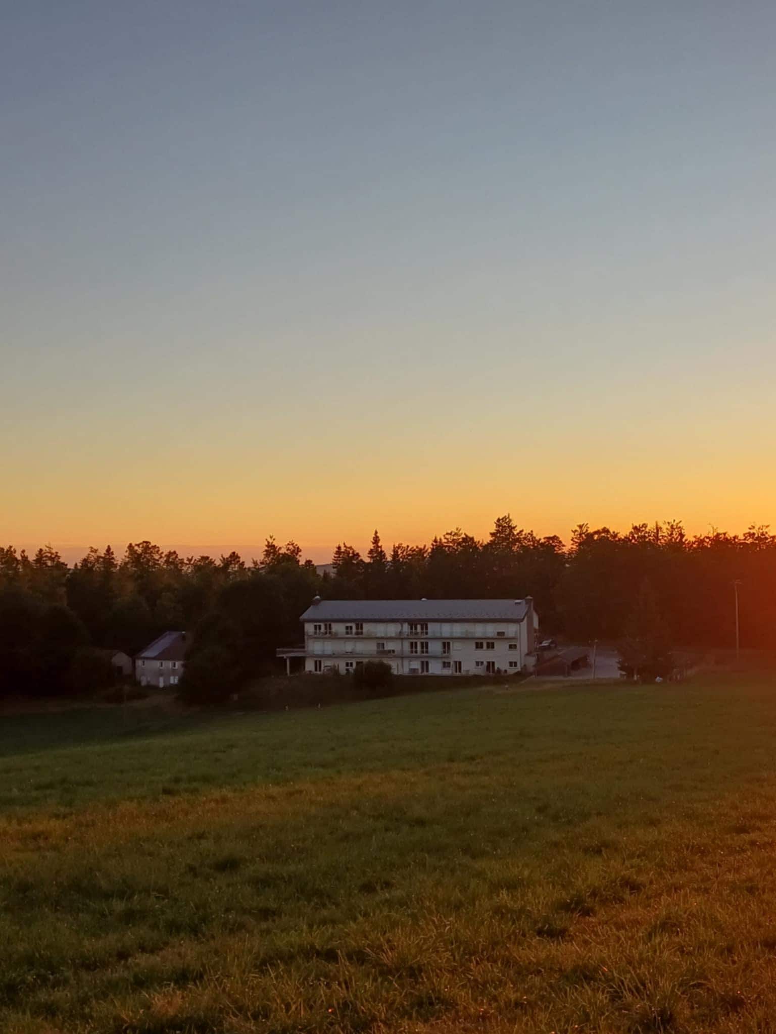Vue sur la résidence au coucher du soleil 