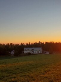 Vue sur la résidence au coucher du soleil