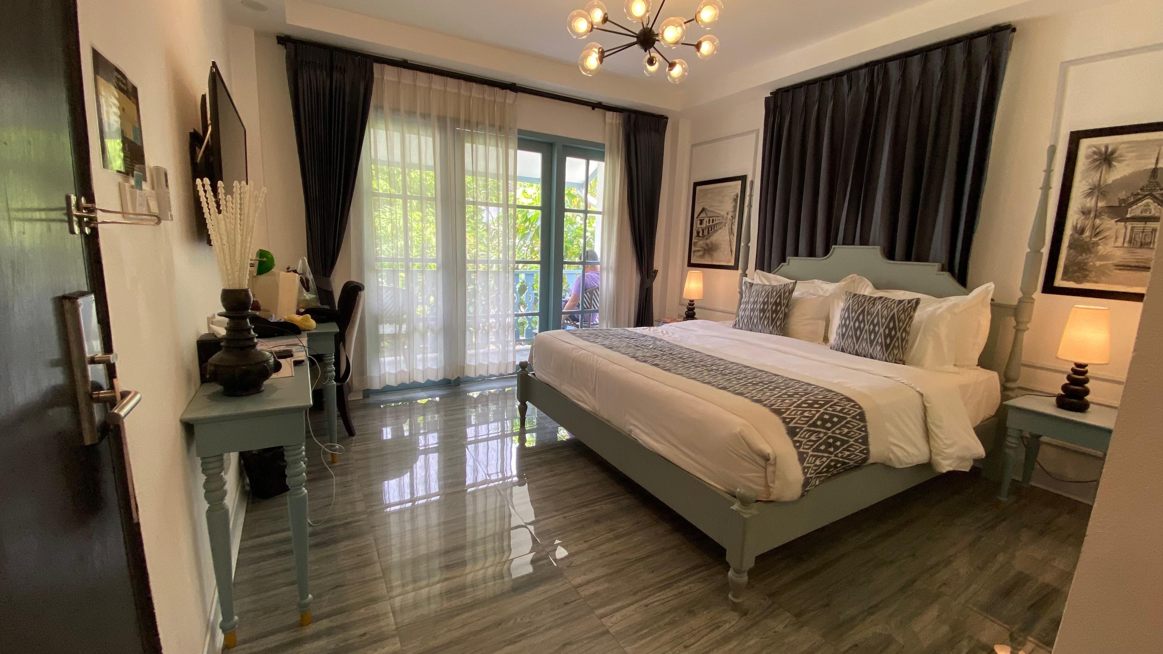 King bed with balcony