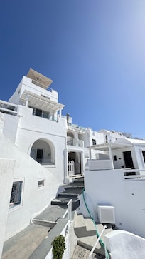 Vue extĂ©rieure de notre chambre (la pergola câest notre balcon Ă lâĂ©tage)