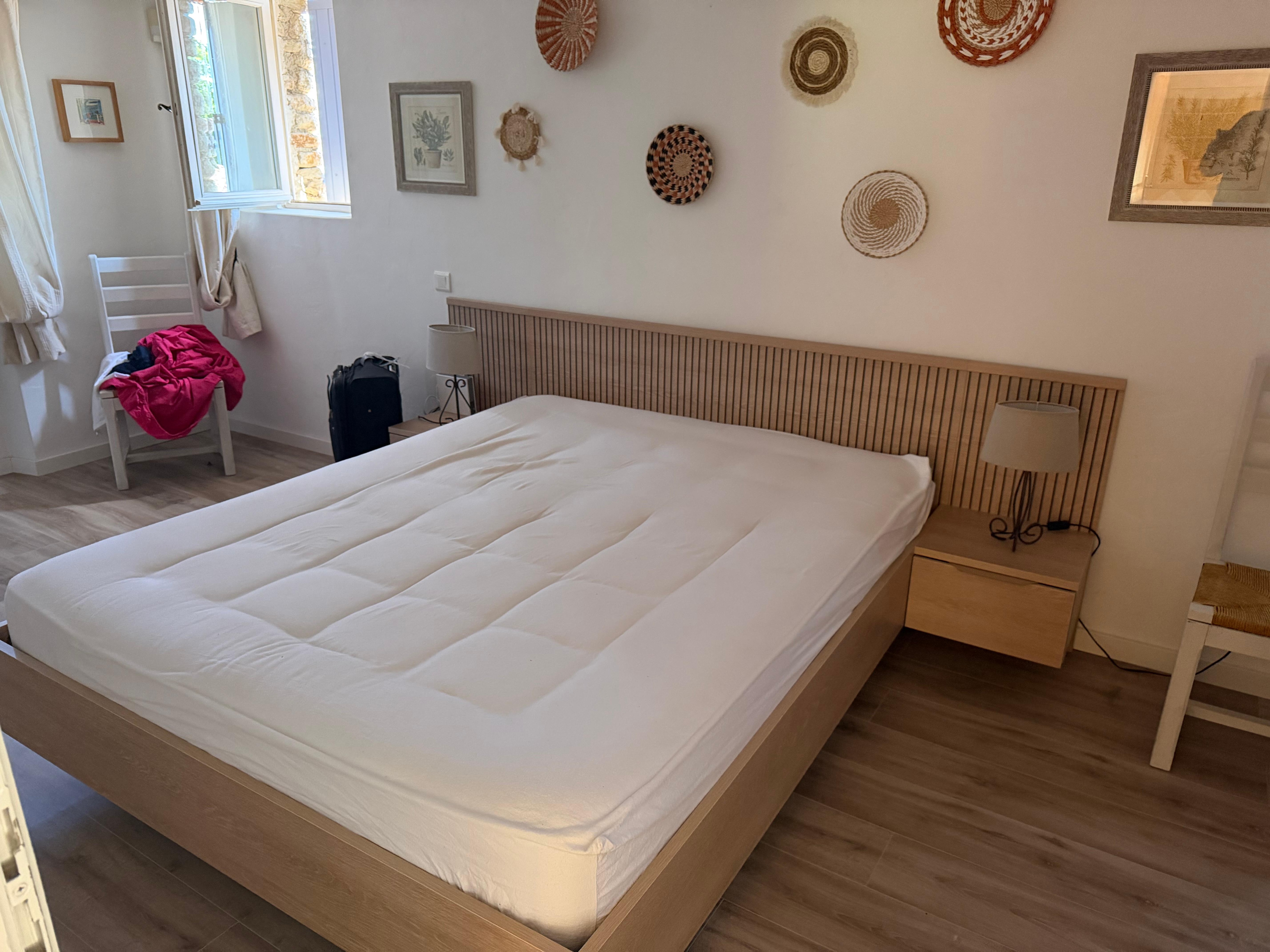 todos las camas sin hacer con protectores que no estaban limpios