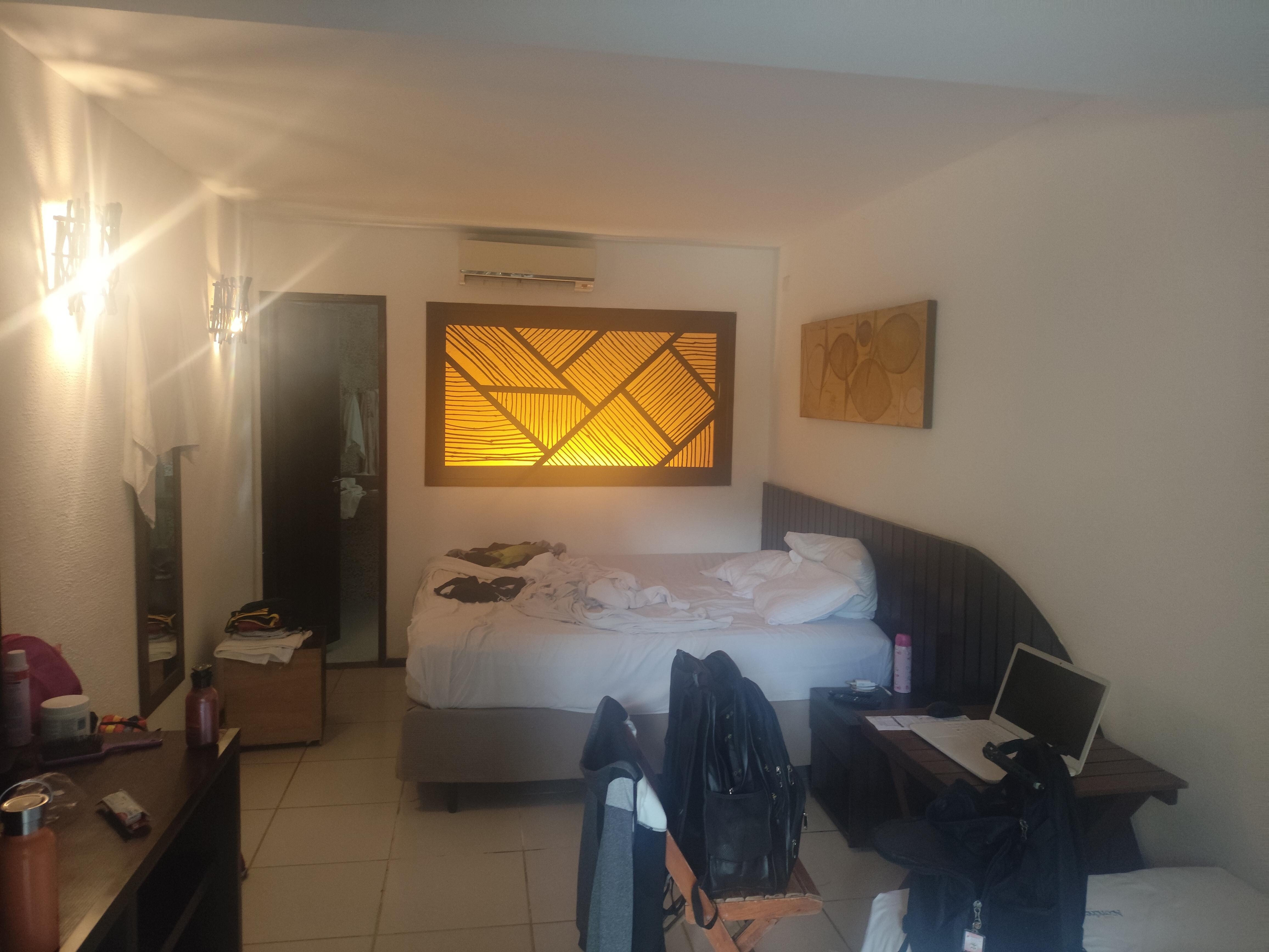 Quarto não tem janelas e cheiro de mofo