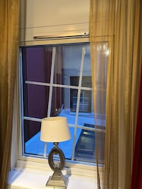 Fönsterspröjsen hade lossnat lite i fönstret.