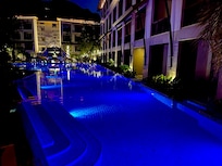 Pool mit Swim-up Zimmern
