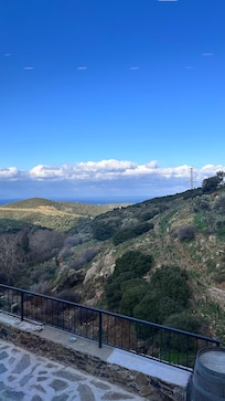 Ortam güzel ancak bizim için çok iyi bir terübe olmadı malesef. Özellikle de gece yarısı 6-7 saatlik bir araba yolculuğundan sonra otele varmışken ekstra 1000 tl nin daha soluklanırken talep edilmesi butik otel anlayışına oldukça aykırı ve itici.