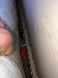 Met het kleinste beetje opzij trekken van het bed zag je snel dat er niet opgeruimd is.