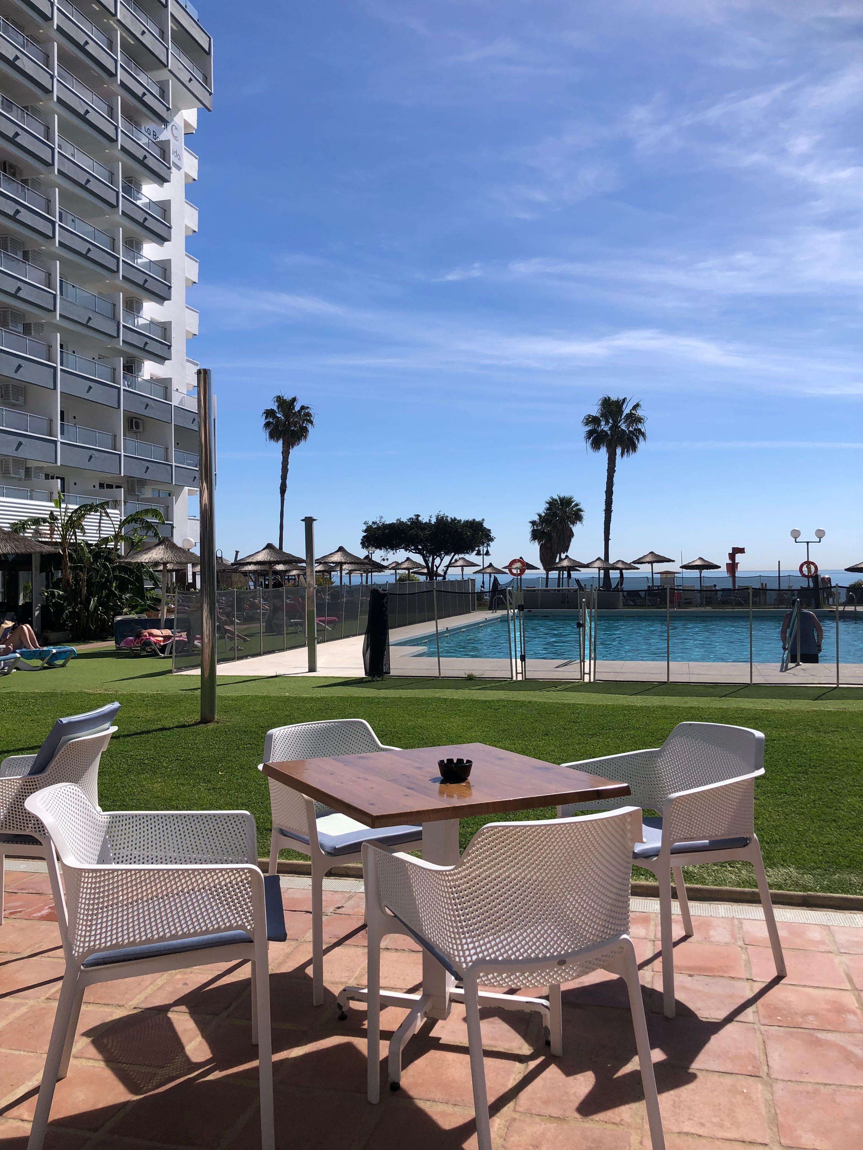 Herlige hage ved bassenget