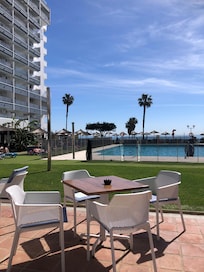 Herlige hage ved bassenget