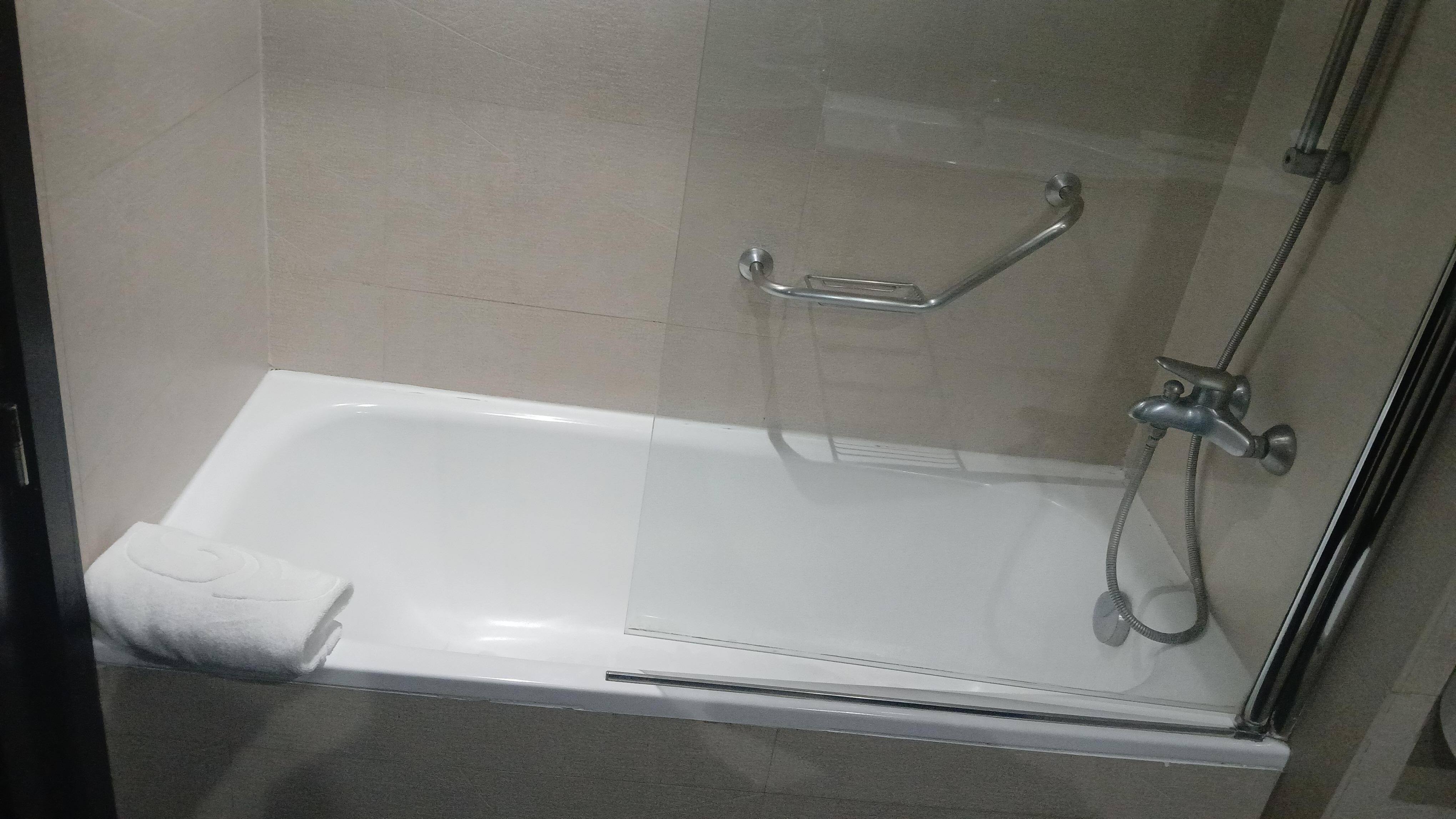 Bath tub