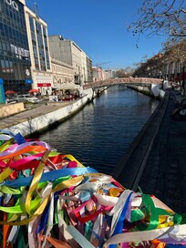 cerca de 200 m do Hotel Afonso, estão os canais onde navegam os barcos moliceiros