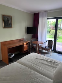 Herligt skum-tapet :-) Minikøleskab, som virkede fint.