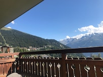 Aussicht vom Balkon auf Berg Seite