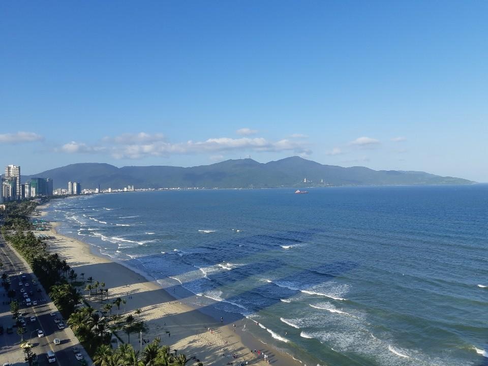 발코니에서 내려다 본 미케비치