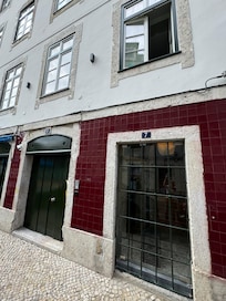 Porte d’entrée, sonnez au numéro 5!!