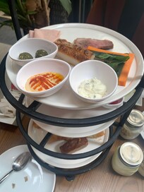 Absolut den sämsta frukosten på år och dag. Snålt och uttorkade köttbitar, brödet stenhårt….
Väcktes av bullrigtreperationsarnet arbet i rummet bredvid på morgonen!
Aldrig mer Tribe!