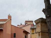 Il tetto dell’hotel da lontano.