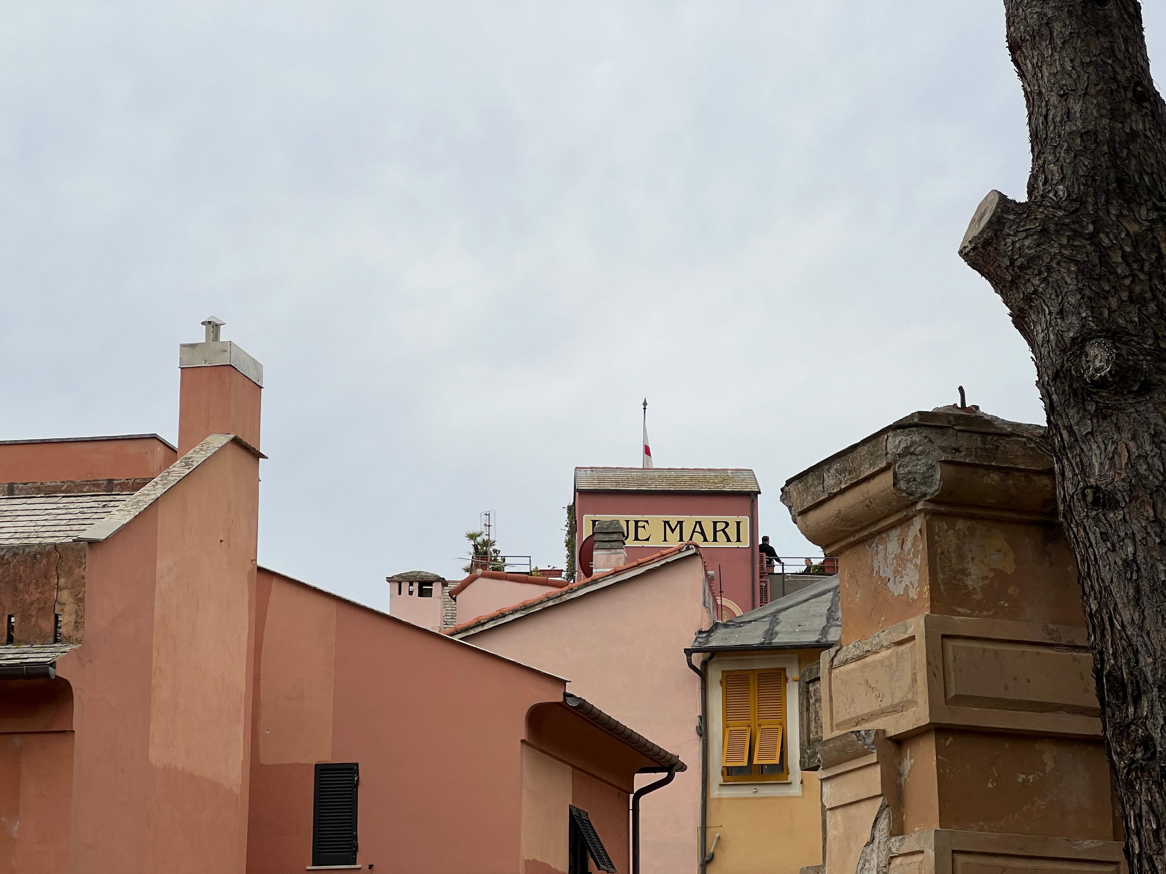 Il tetto dell’hotel da lontano.