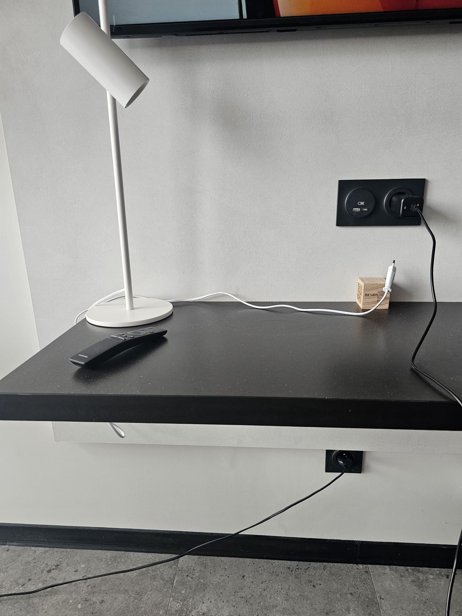 niveau espace Bureau 1 seule prise murale pour brancher ordinateur ou lampe bureau 