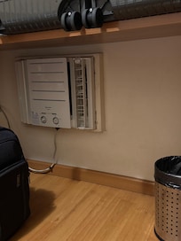 O ar condicionado fica em baixo de uma bancada e não tem controle, impossível para idosos acessarem o equipamento