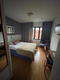 Huone on kohtuu iso, ikkuna parkkipaikalle päin.