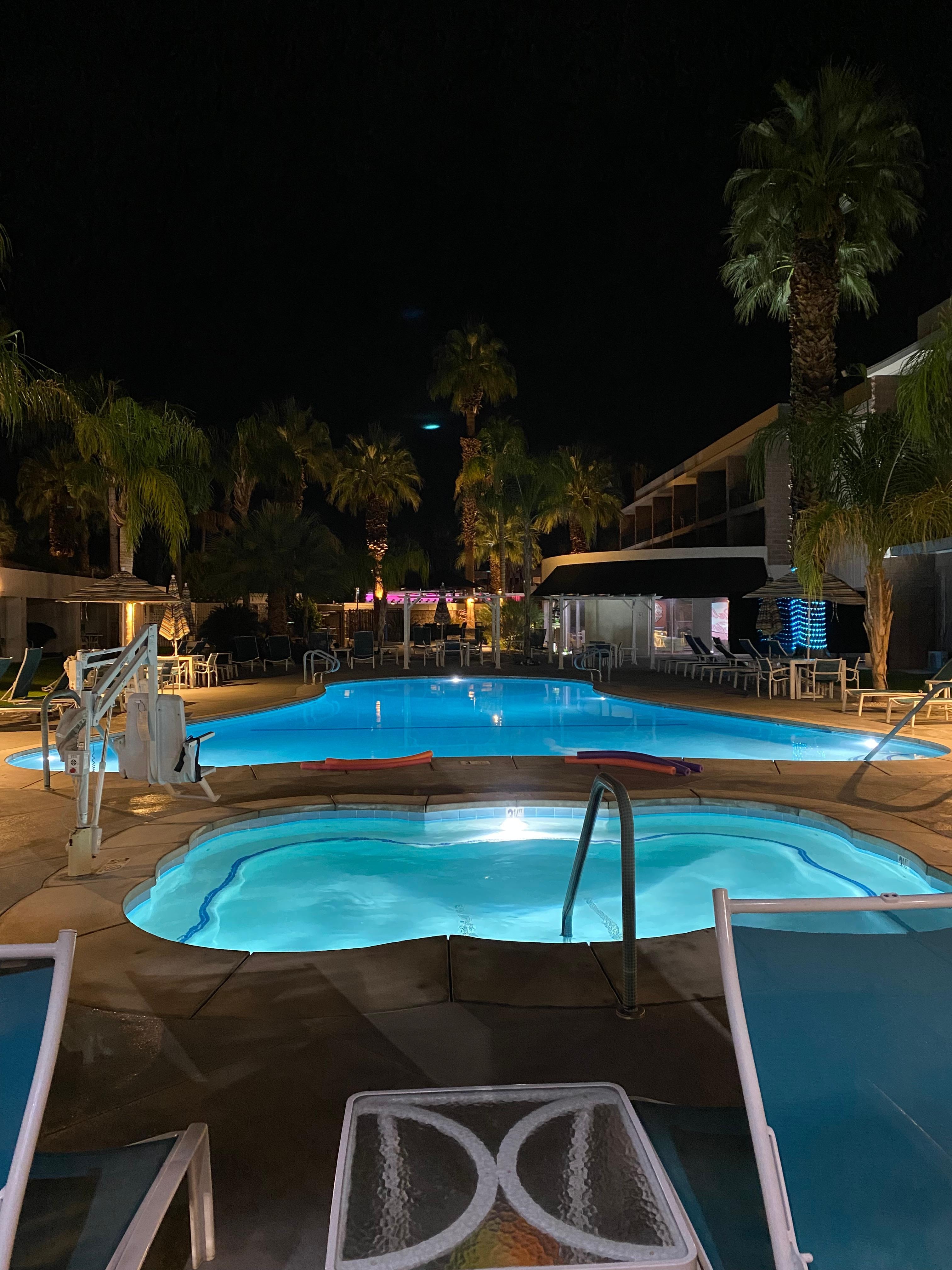 Pool & hot tub in the evening.