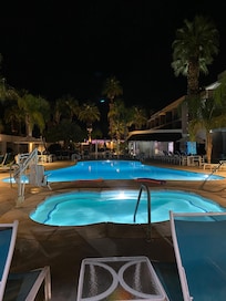 Pool & hot tub in the evening.