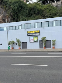 Der Night Club direkt gegenüber von den Hotelzimmern