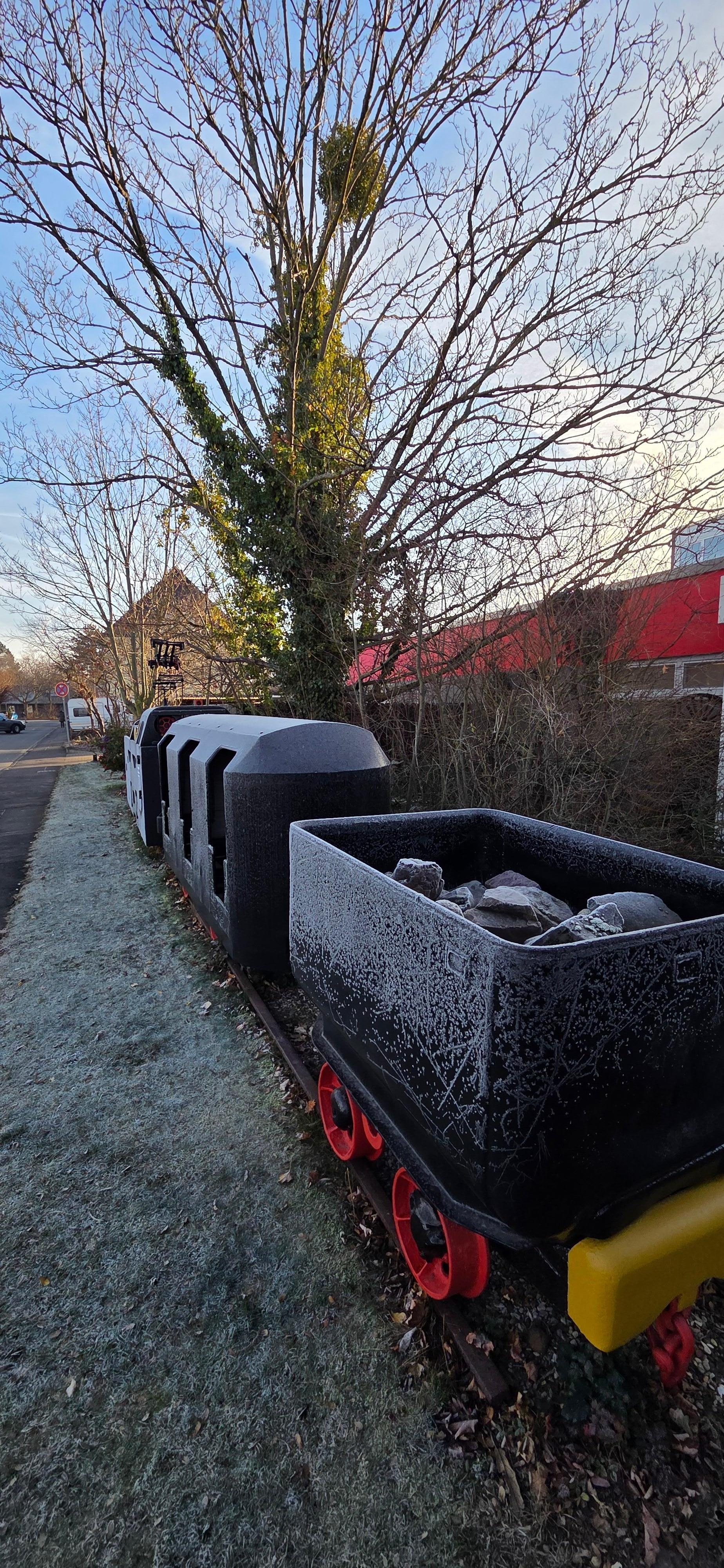 Vor dem hotel ein kleiner Zug.  