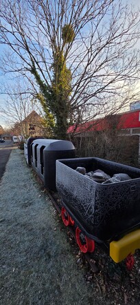Vor dem hotel ein kleiner Zug.